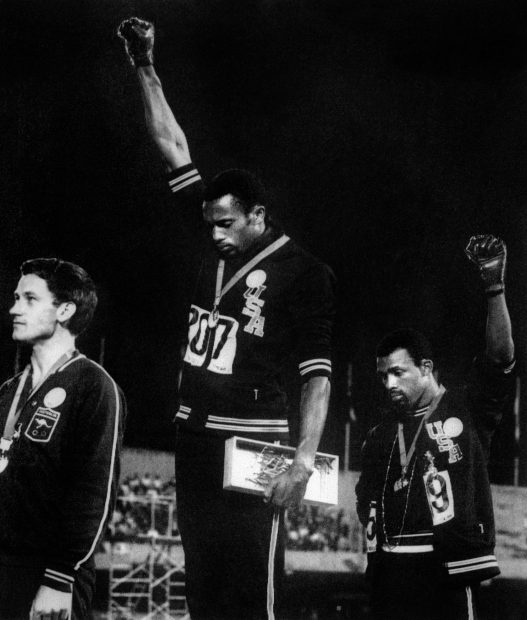 Tommie Smith y John Carlos, haciendo el gesto del Black Power. (AFP)
