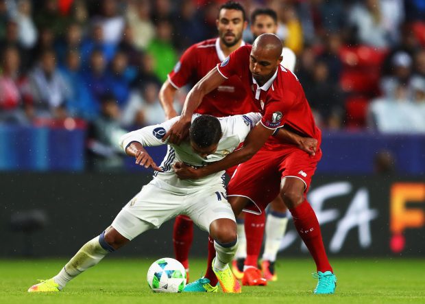 N'Zonzi intenta arrebatarle el cuero a Casemiro. (Getty)