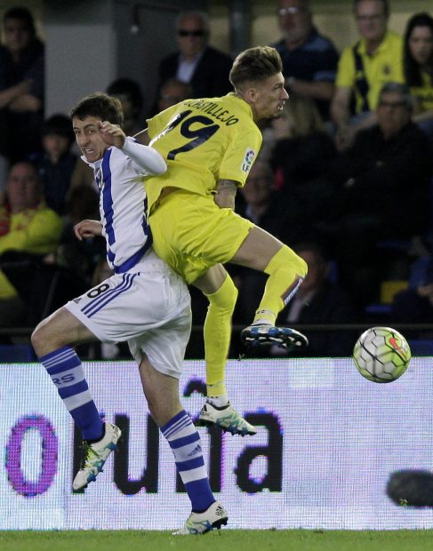 Mikel Oyarzabal pelea un balón con Samu Castillejo.(AFP)