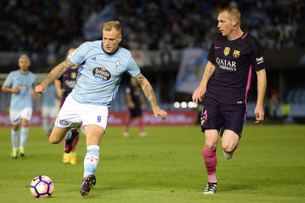 John Guidetti intenta superar a Mathieu. (Getty)