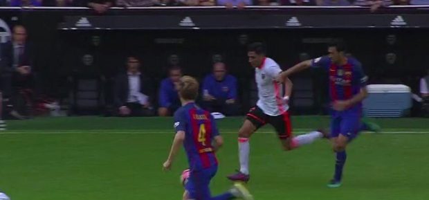 Busquets debió ver la segunda cartulina por esta falta, que cortaba el contragolpe che