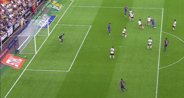 Luis Suárez, en fuera de juego en el gol de Leo Messi