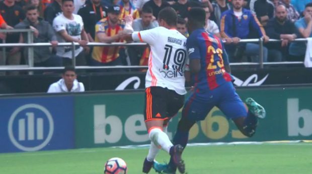 Umtiti comete penalti sobre Rodrigo Moreno