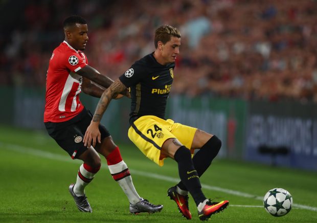 Giménez cubre el balón ante el PSV. (Getty)