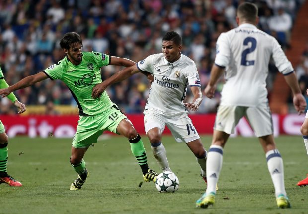 Casemiro supera a Bryan Ruiz en el Real Madrid vs Sporting. (Getty)