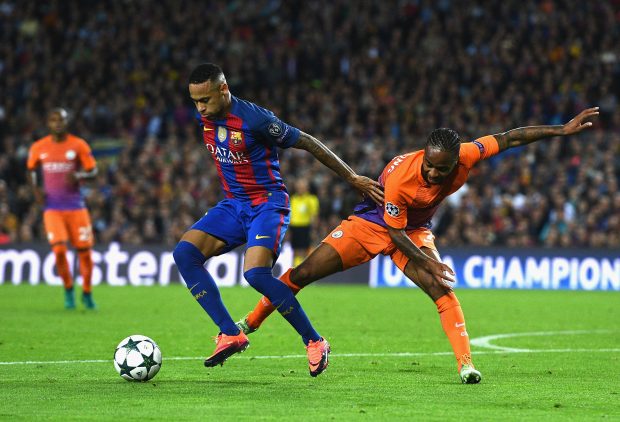 Neymar supera a Sterling en el encuentro ante el Manchester City. (Getty)