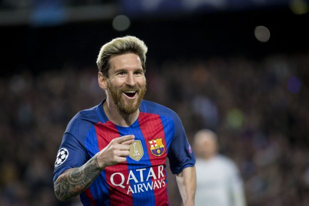 Leo Messi corre para festejar un tanto al Manchester City. (Getty)