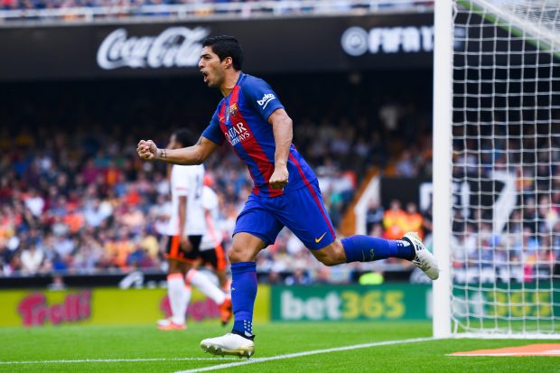 Luis Suárez celebra su tanto en Mestalla. (Getty)