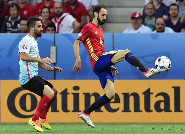 Juanfran Torres controla el balón ante Arda Turan. (AFP)