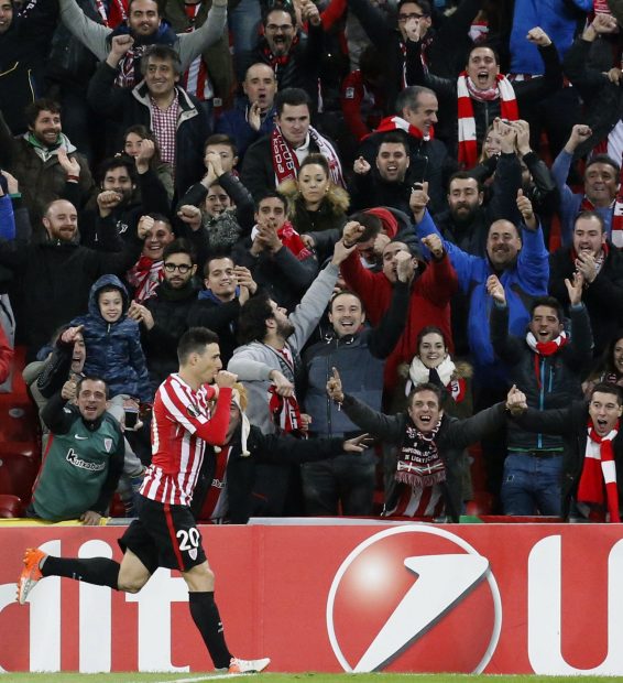 Aritz Aduriz celebra su tanto ante el Sassuolo. (EFE)