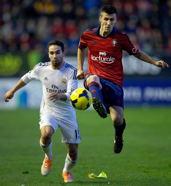 Oier Sanjurjo controla un balón ante Carvajal. (Getty)