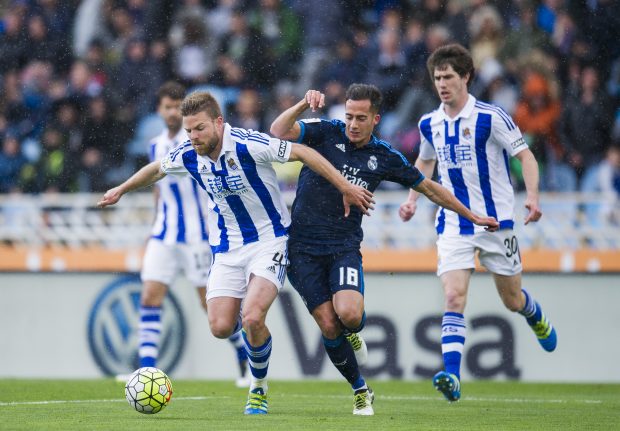 Illarramendi pelea un balón con Lucas Vázquez. (Getty)