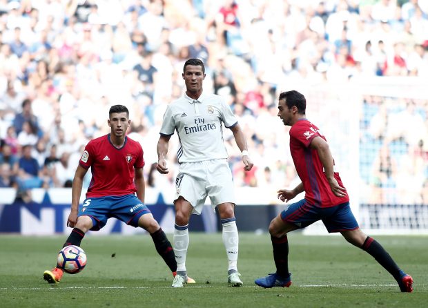 David García cubriendo a Cristiano Ronaldo. (Getty)