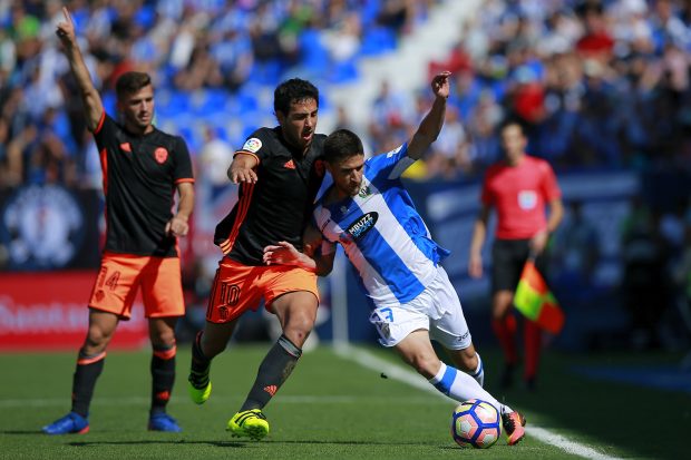 Dani Parejo intenta arrebatarle el balón a Omar Ramos. (Getty)