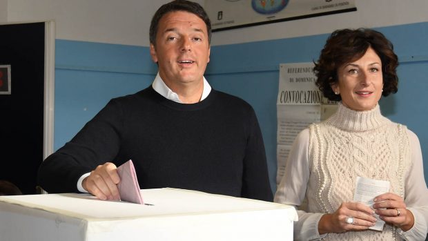 Matteo Renzi votando en el referéndum (Foto: AFP)