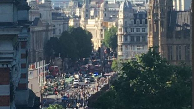 Cierran el puente de Westminster tras encontrar la Policía un vehículo sospechoso