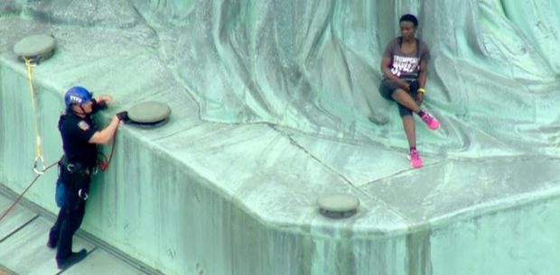 Siete detenidos en la Estatua de la Libertad incluyendo una mujer que intentó escalar su base