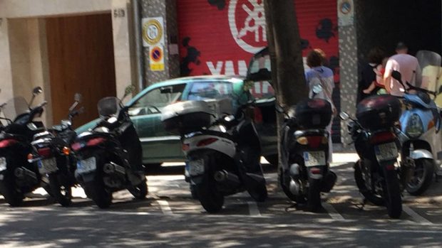 Colau se salta la normativa y sube el coche a la acera para cargar las maletas de sus vacaciones