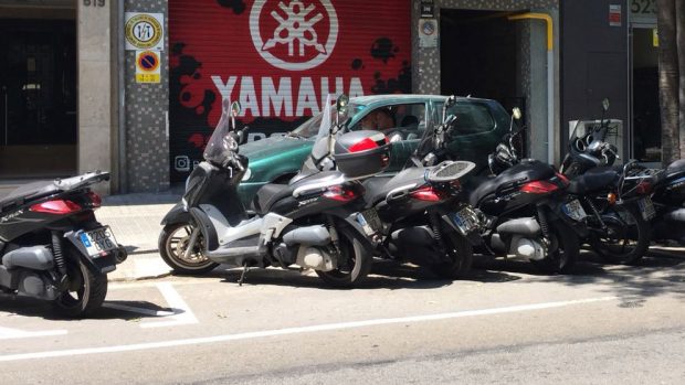 Colau se salta la normativa y sube el coche a la acera para cargar las maletas de sus vacaciones